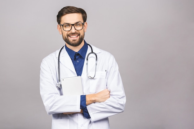 Medico sorridente che per mezzo di un computer della compressa