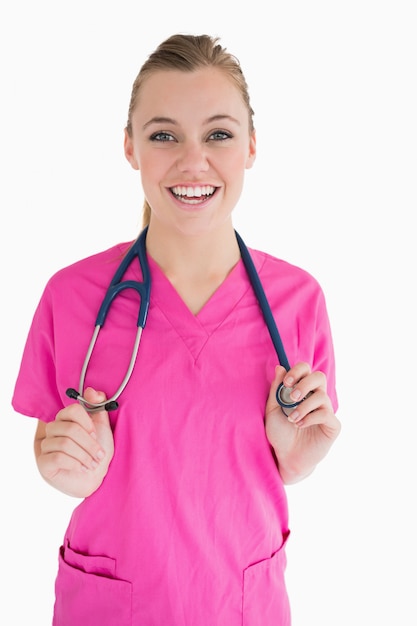 Medico sorridente con scrub rosa