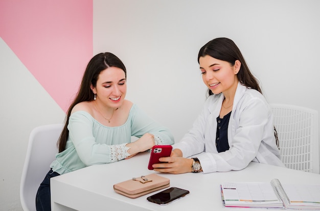 Medico sorridente e paziente a tiro medio che parlano