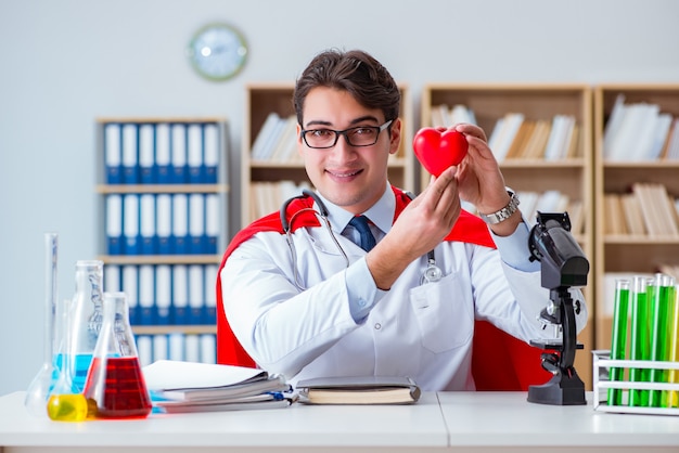 Medico supereroe che lavora nel laboratorio dell'ospedale