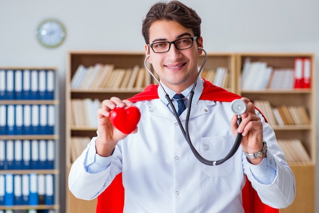 Medico supereroe che lavora nel laboratorio dell'ospedale