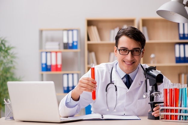 Medico uomo che lavora in laboratorio