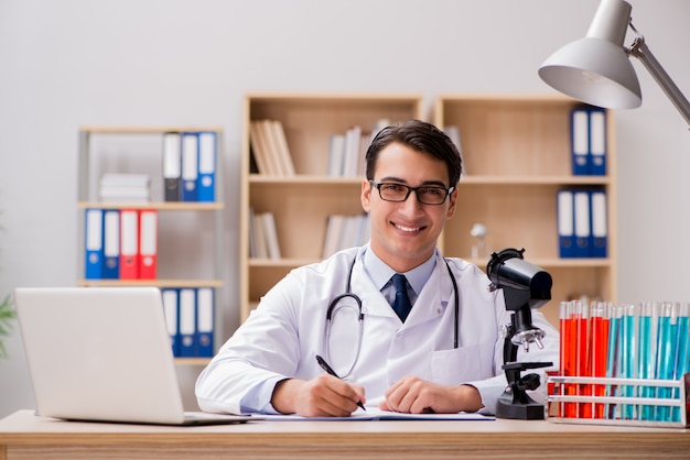 Medico uomo che lavora in laboratorio