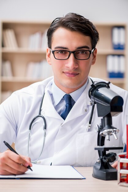 Medico uomo che lavora in laboratorio