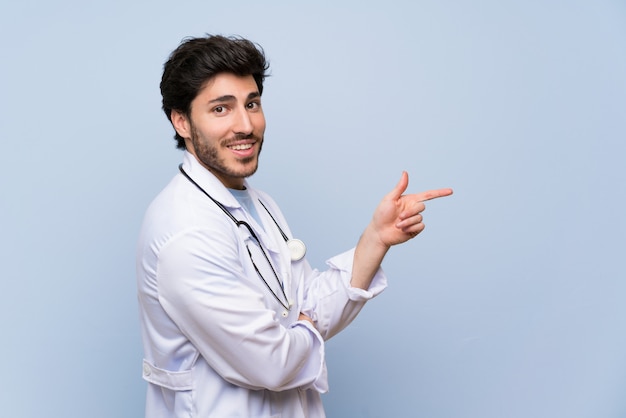 Medico uomo che punta il dito sul lato