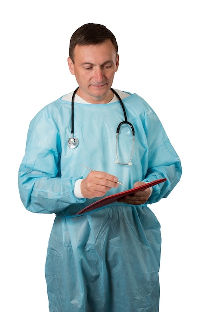 Medico vestito con un camice medico con stetoscopio che tiene una penna e scrive su un taccuino. Sfondo bianco isolato