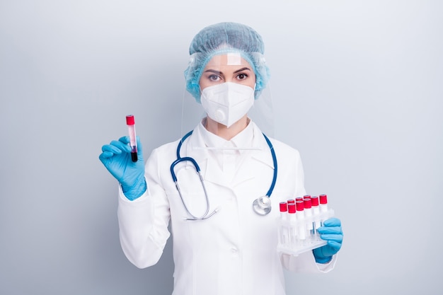 medico virologo indossare maschera medica tenere la provetta del campione di analisi
