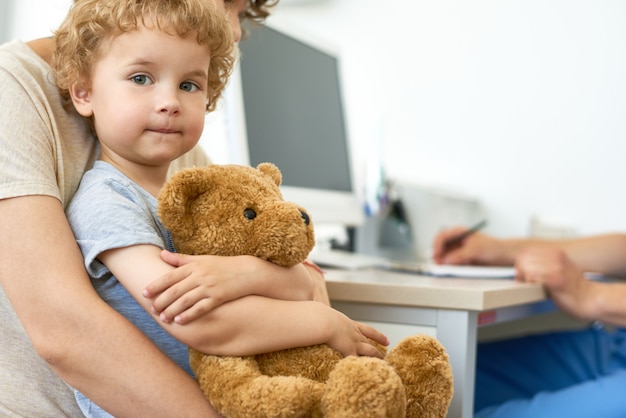 Medico visita bambino carino