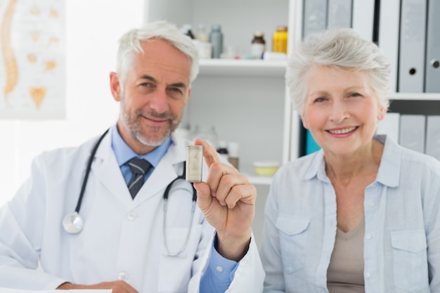 Medico visitante del paziente senior femminile