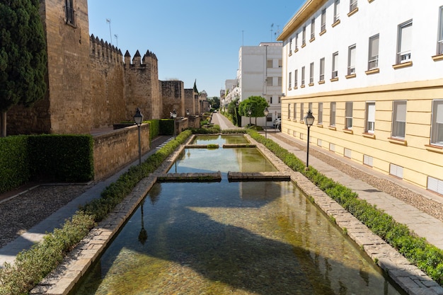 Medievale romantico vecchio paesaggio urbano antichi edifici in pietra parco di erba verde cielo azzurro