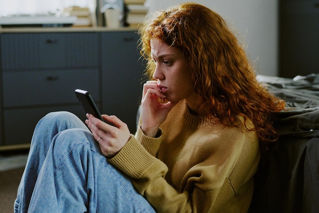 Meditare mentre si usa lo smartphone in un ambiente confortevole