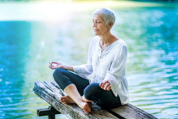 Meditare vicino all'acqua