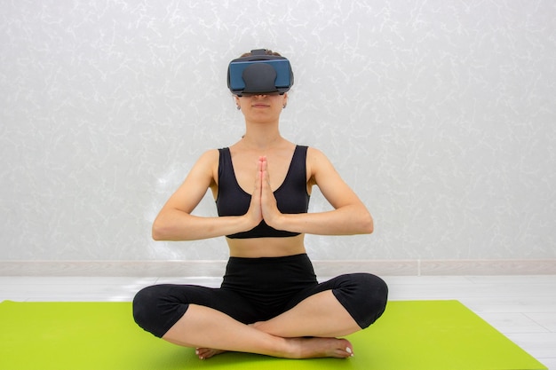 Meditazione con occhiali vr a casa sport con occhiali VR