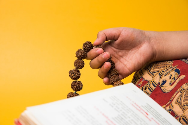 Meditazione con rudraksha mala o rosario