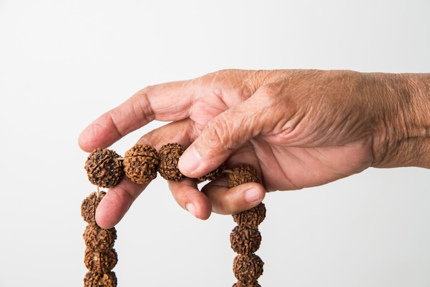 Meditazione con rudraksha mala o rosario