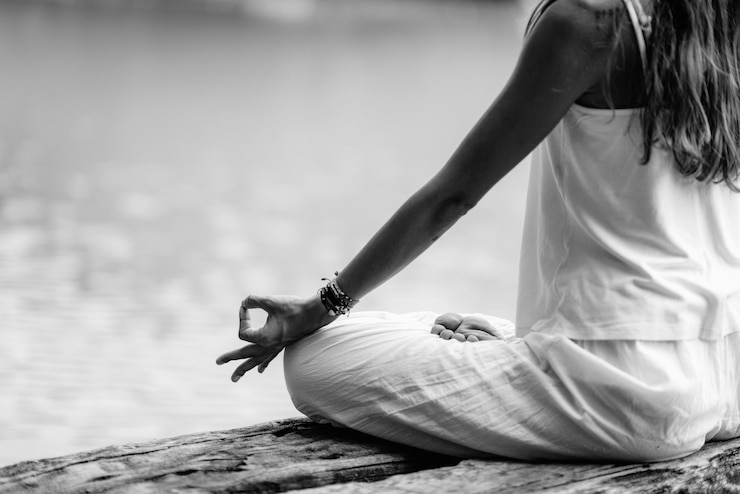 Foto meditazione della donna dello yoga dell'acqua