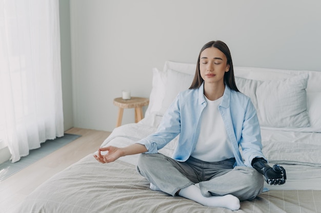 Meditazione e concentrazione Routine mattutine di una donna disabile con un arto cibernetico artificiale