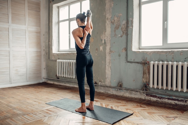 Meditazione in studio yogi, piena concentrazione