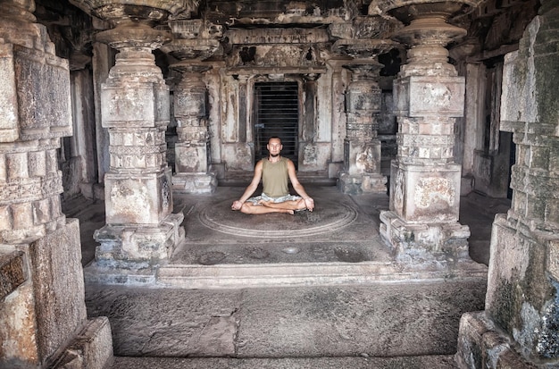 Meditazione nel tempio di Hampi