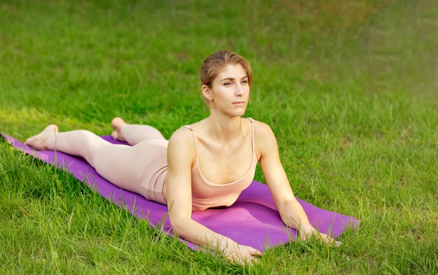 Meditazione yoga nella natura