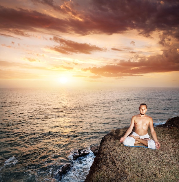 Meditazione yoga vicino all'oceano