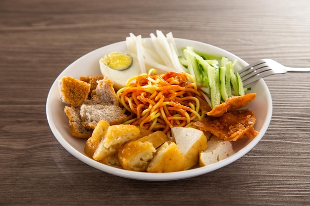 Mee Rojak è il cibo indiano della Malesia di noodle con salsa di arachidi