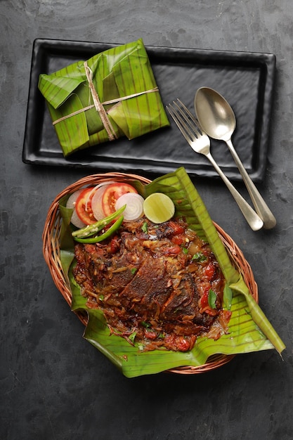 Meen Pollichathu o pollichathu di pesce, gustoso piatto del kerala, pesce con masala cotto in foglia di banana.