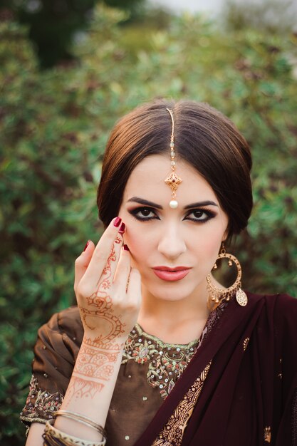 Mehendi sulle mani delle ragazze, Mani di donna con tatuaggio mehndi marrone.