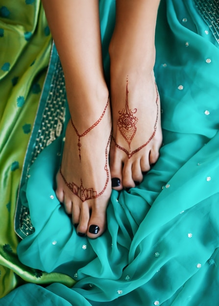 Mehndi sui piedi della donna indiana