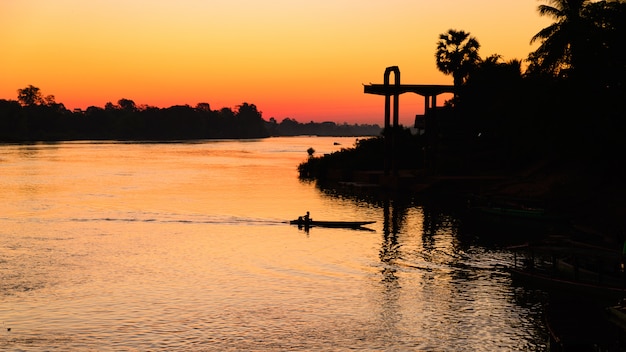 Mekong River 4000 isole Laos, alba cielo drammatico, nebbia nebbia sull'acqua, famosa destinazione di viaggio zaino in spalla nel sud-est asiatico