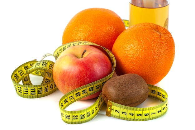Mela, arancia, kiwi con nastro di misura su sfondo bianco, dieta sana.