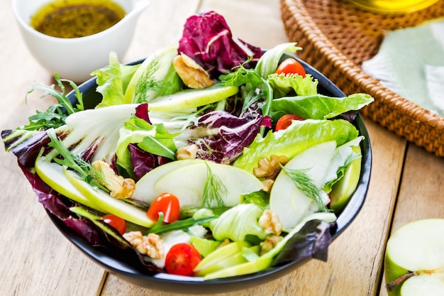 Mela con rucola e insalata di noci