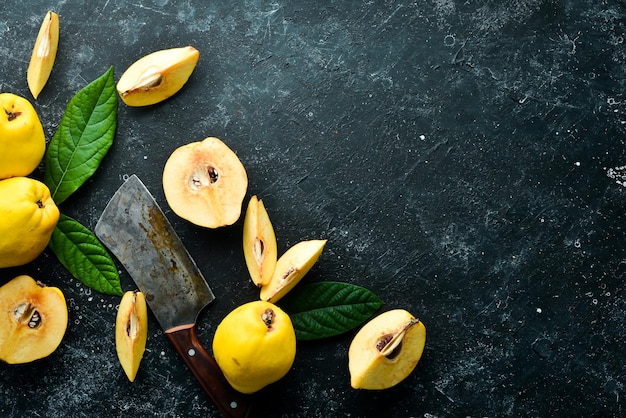 Mela cotogna Frutti di mela cotogna su sfondo di pietra nera Vista dall'alto Spazio libero per il testo