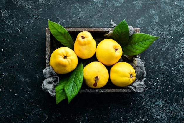 Mela cotogna gialla matura fresca Frutta in una scatola di legno Vista dall'alto Spazio libero per il testo