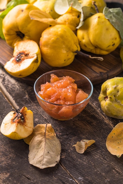 Mela cotogna intera matura e marmellata dolce da essa. Frutta fresca, ingrediente fondamentale per una sana alimentazione