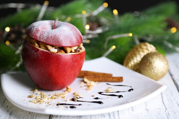 Mela di Natale farcita con noci e uvetta sul tavolo da vicino