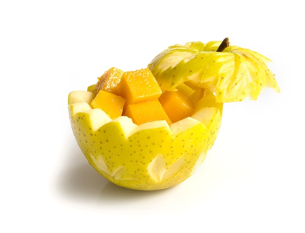 Mela gialla intagliata all&#39;interno di frutta stile cubo di mango per alta vitamina sana