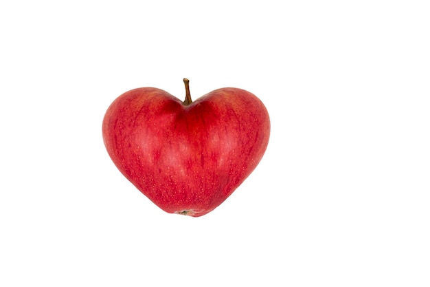 Mela rossa a forma di cuore isolato su uno sfondo bianco