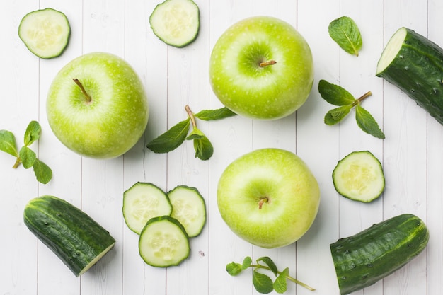 Mela verde cetriolo Apple sul tavolo.