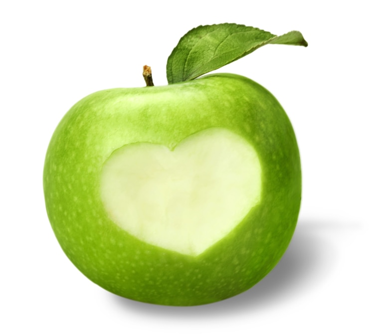 Foto mela verde con cuore tagliato e foglia - isolato