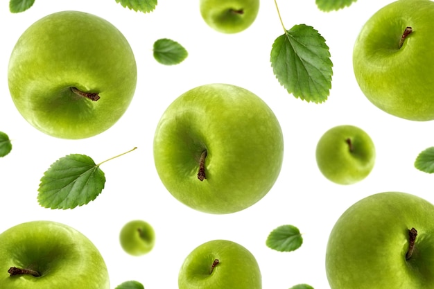 Mela verde fresca che vola su uno sfondo bianco