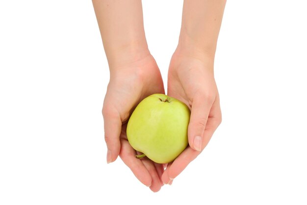 Mela verde in mano di donna isolata su sfondo bianco