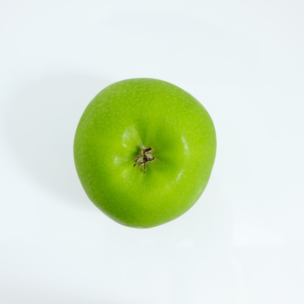 Mela verde su sfondo bianco, mela verde isolato, frutta su sfondo bianco