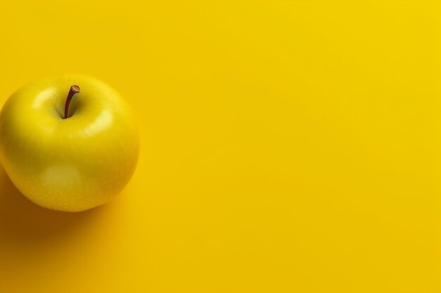 Mela verde su sfondo giallo in alto a sinistra