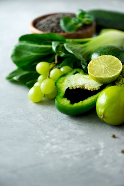 Mela verde, zucchine, cetriolo, avocado, cavolo, lime, kiwi, uva, banana, broccoli, lenticchie in marmo, fagioli mung