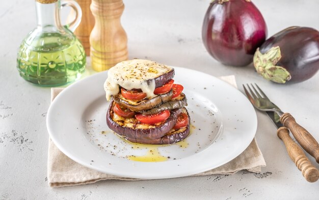 Melanzane a fette con pomodorini e mozzarella fusa