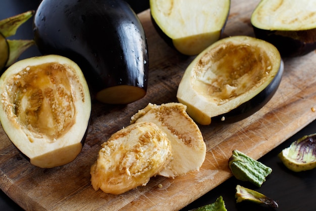 Melanzane affettate sul tagliere di legno della cucina