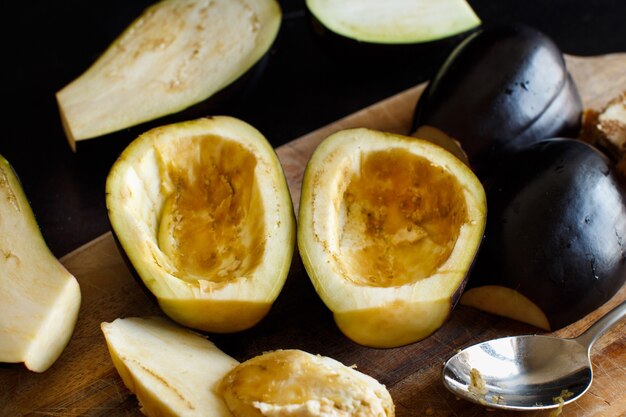 Melanzane affettate sul tagliere di legno della cucina