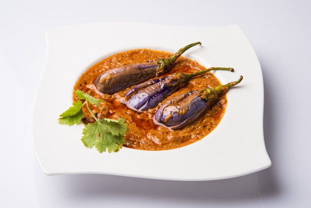 Melanzane al curry o Brinjal Masala noto anche come Baigan ki sabzi in India, piatto piccante e gustoso solitamente servito con chapati. messa a fuoco selettiva