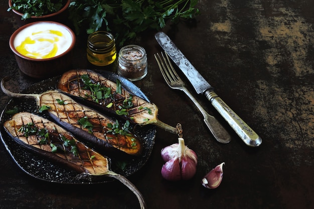 Melanzane al forno con aglio ed erbe.